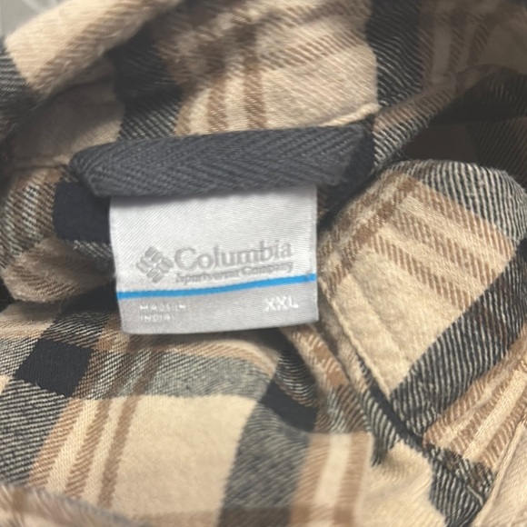 Columbia Tan and Black Casual Button Down Shirt - Picture 3 of 3